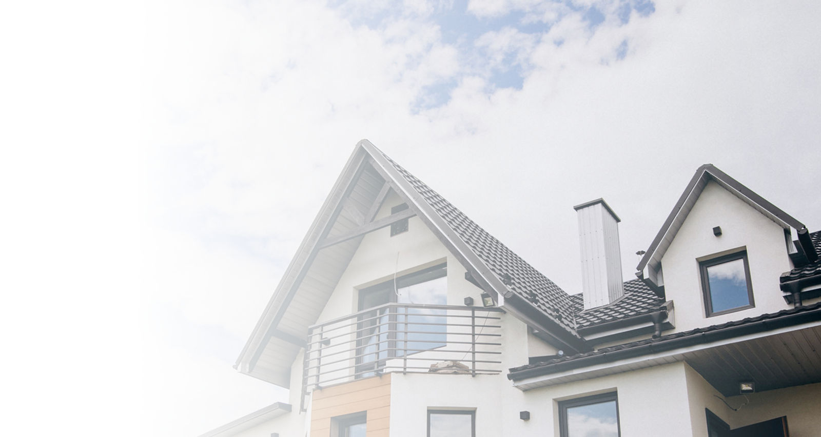 Maison individuelle rénovée aux façades claires