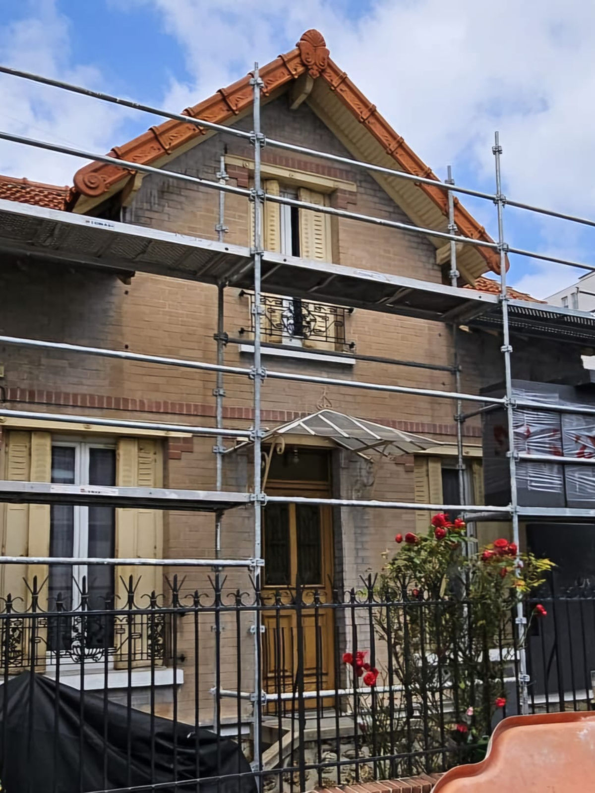 Maison à Bagneux avant travaux, façade avant sous échafaudage