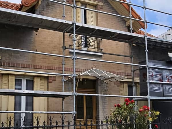 Maison à Bagneux avant travaux, façade avant sous échafaudage